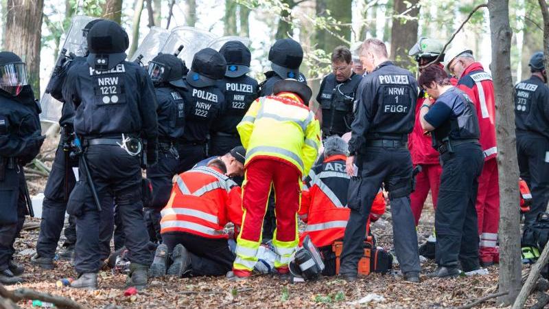 Journalist stürzt im Hambacher Forst von Brücke und stirbt Hambacher Forst