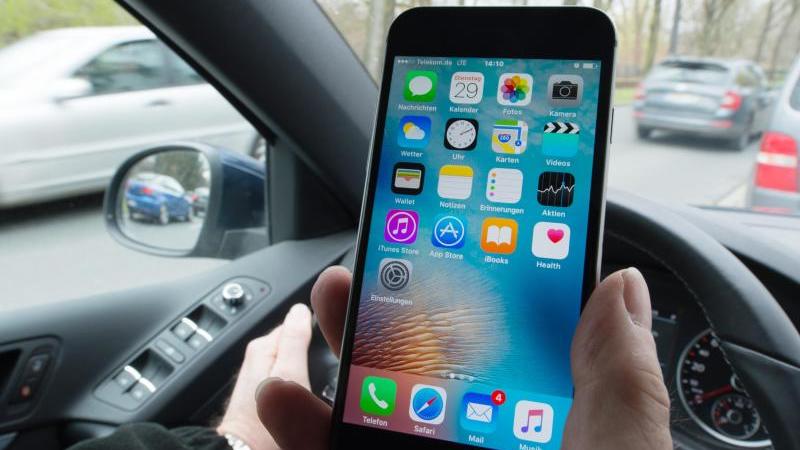 Polizei kontrolliert Autofahrer und Radfahrer mit Handy Handy am Steuer
