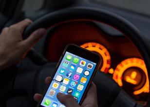 Mit dem Handy telefonieren, das Navi einstellen oder schnell die Lippen nac... weiterlesen