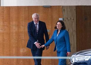 Die Damen umarmen sich sogar. SPD-Chefin Andrea Nahles und eine ihrer derze... weiterlesen