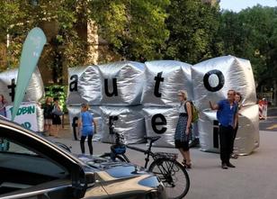 Aktivisten der Umweltorganisation Robin Wood haben in Stuttgart eine Fahrra... weiterlesen