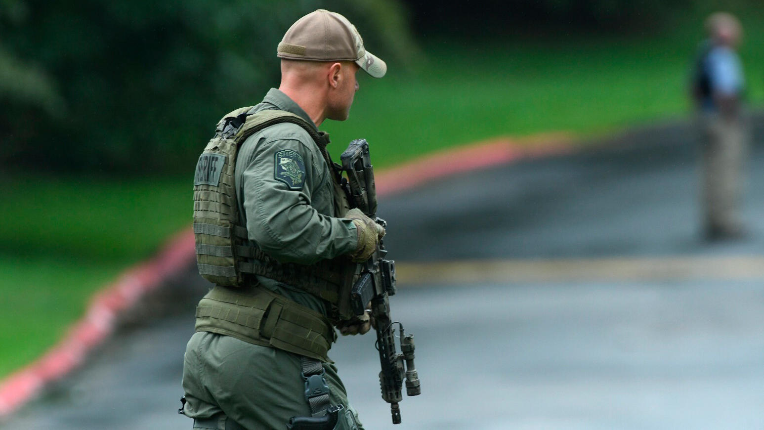 Vier Tote nach Schüssen im US-Bundesstaat Maryland 20.09.2018, USA, Harford County: Ein schwer bewaffneter Polizist ist in Harford County bei Aberdeen in der Nähe von Baltimore zu sehen. Nach Behördenangaben wurden mehrere Menschen erschossen, dass FBI spricht von einem «aktiven Schützen». Foto: Jerr