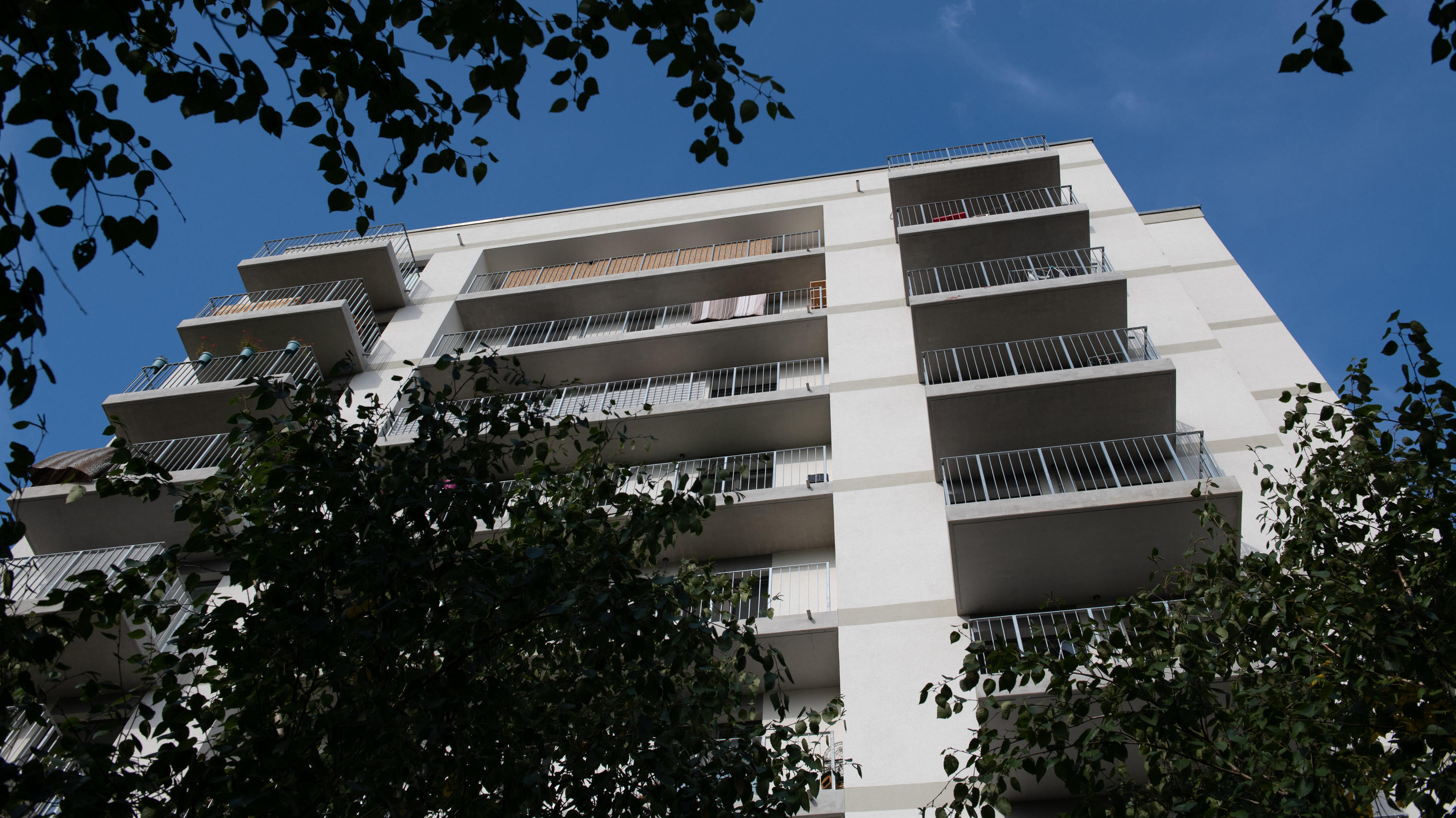 Berlin-Friedrichsfelde: Mann und sein Baby stürzen aus Hochhaus - beide tot 21.09.2018, Berlin: Blauer Himmel rahmt ein Hochhaus am Rosenfelder Ring ein. Dort sind ein neun Monate altes Baby und ein erwachsener Mann bei Stürzen aus dem 11-geschossigen Gebäude in Berlin-Friedrichsfelde ums Leben gekommen. Eine Mordkommission