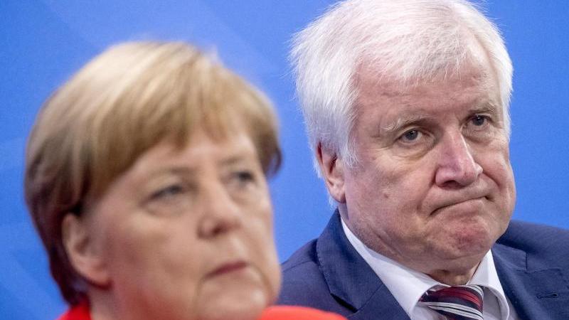 Notbremse im Maaßen-Drama Merkel und Seehofer in Berlin