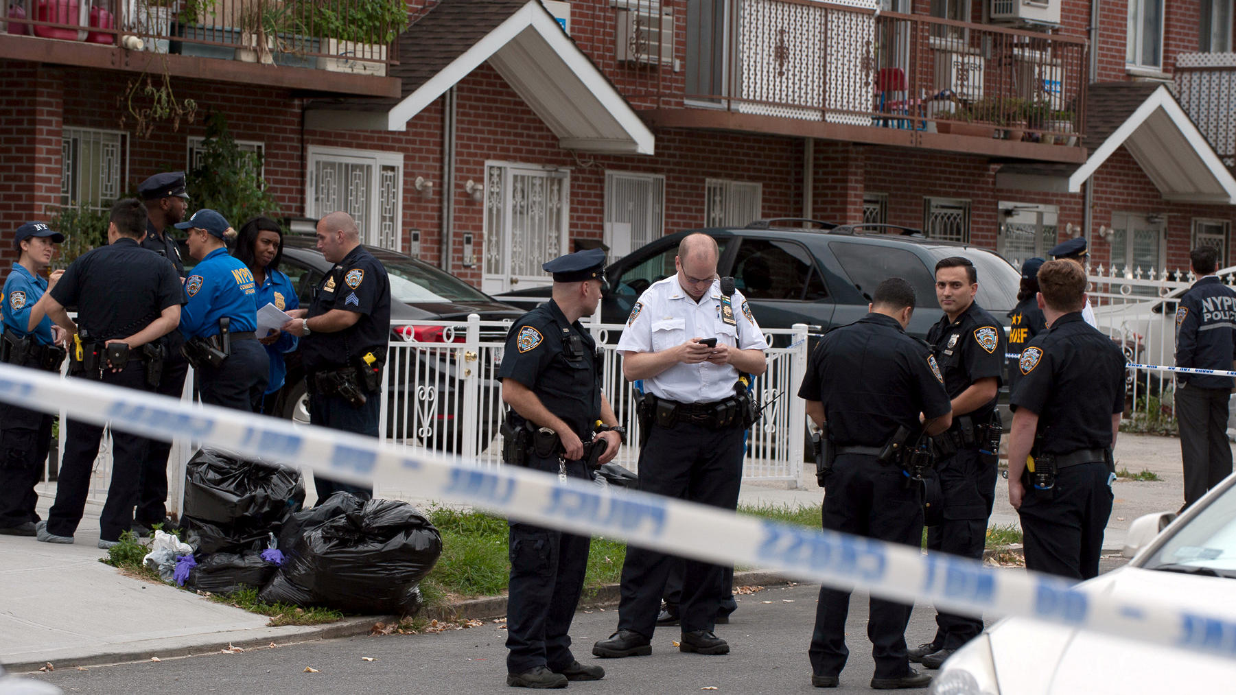 Schreckliche Tat in New York: Frau sticht in Kita auf drei Babys ein Police gather outside a daycare center in a private home, after a stabbing in the Queens borough of New York, U.S., September 21, 2018. REUTERS/Lloyd Mitchell
