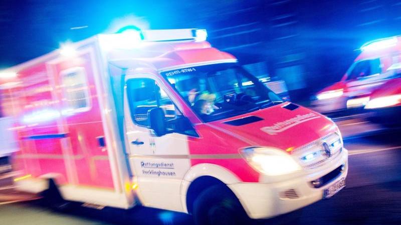 Mann und Frau sterben nach Verkehrsunfall auf B477 Rettungswagen im Einsatz
