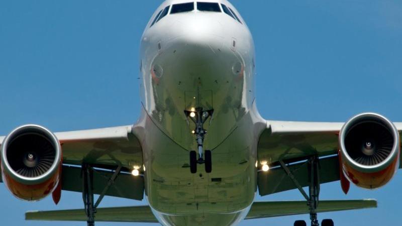 Weniger Laserattacken am Stuttgarter Flughafen Ein Flugzeug landet an einem Flughafen