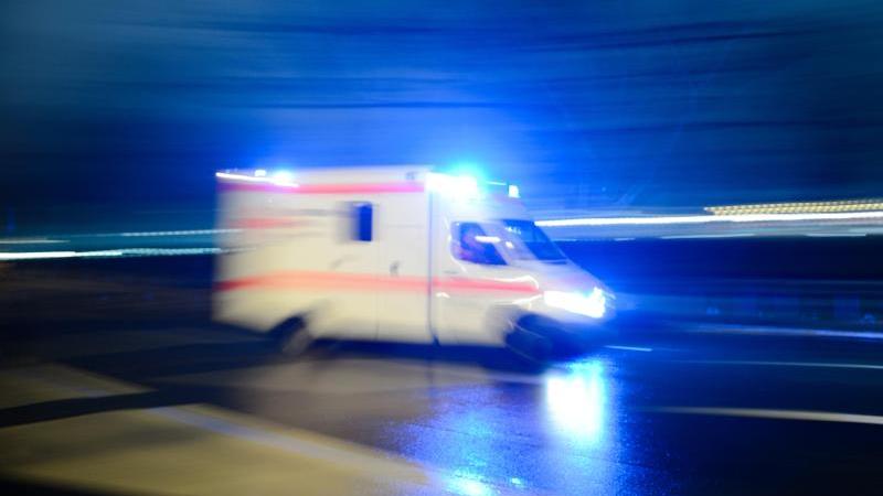 Frontalzusammenstoß mit Baum: 26-Jähriger schwer verletzt Krankenwagen mit Blaulicht