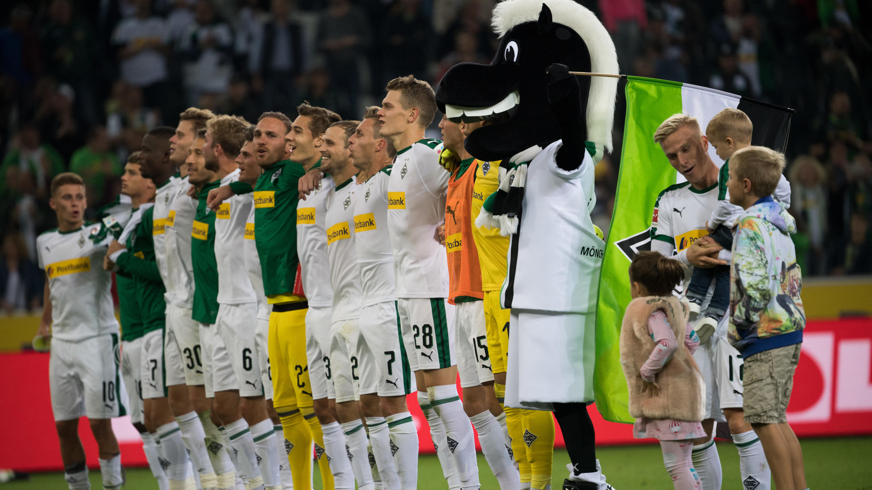 Wegen Erdogan-Besuch, Hambi & Co: Spielsabsagen in der Bundesliga möglich 15.09.2018, Nordrhein-Westfalen, Mönchengladbach: Fußball: Bundesliga, Borussia Mönchengladbach - FC Schalke 04, 3. Spieltag am 15.09.2018 im Stadion im Borussia-Park. Die Gladbacher Mannschaft feiert ihren Sieg gegen Schalke. Foto: Federico Gambarin