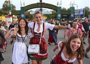 Drei Stunden vor dem offiziellen Beginn des Münchner Oktoberfests sind Taus... weiterlesen