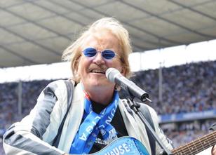 Schlagersänger Frank Zander hat eine Entfremdung des Profi-Fußballs von den... weiterlesen