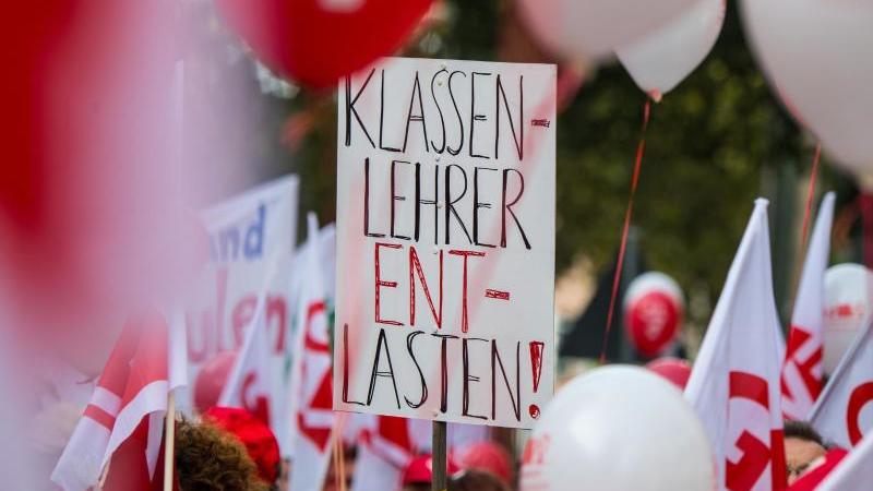 Eltern, Lehrer und Schüler demonstrieren für bessere Bildung Plakat mit Aufschrift «Klassenlehrer entlasten!» bei Bildungsdemo