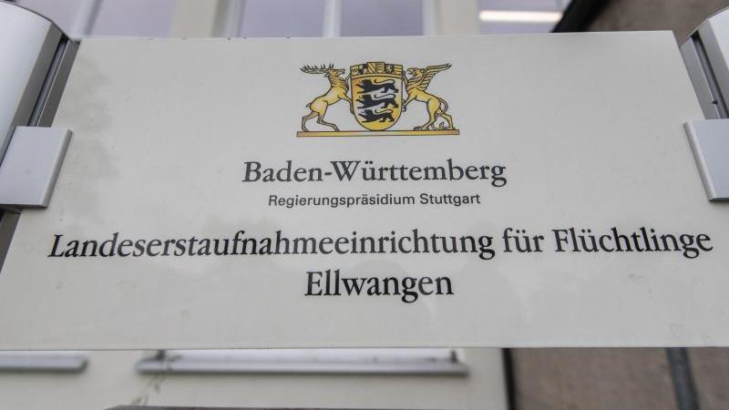 Hunderte demonstrieren in Ellwangen für und gegen die Lea Landeserstaufnahmestelle für Flüchtlingen in Ellwangen