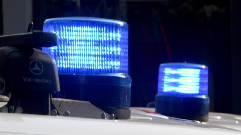 Autofahrer rammt mit Kleinbus mehrere Autos Blaulichter der Polizei