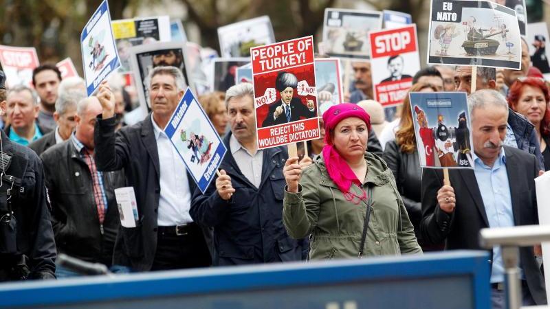 Hunderte Menschen demonstrieren gegen Erdogan-Besuch Protest in Düsseldorf