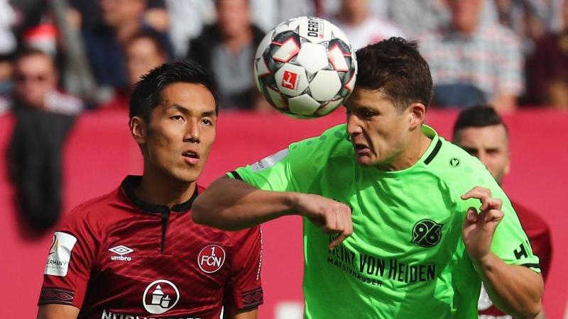 1. FC Nürnberg holt ersten Bundesligasieg gegen Hannover 96 Nürnbergs Yuyu Kubo (l.) im Duell mit Pirmin Schwegler (r.)