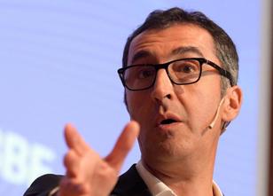 Anders als andere Oppositionspolitiker nimmt der frühere Grünen-Chef Cem Öz... weiterlesen