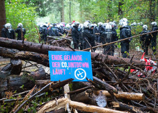Im Braunkohlerevier Hambacher Forst setzt die Polizei die Räumung fort. Hambacher Forst: Polizei räumt wieder