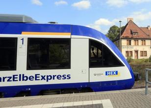 Müll, Schmierereien, Zerstörung: Reisende Fußballfans haben einen Wagen des... weiterlesen