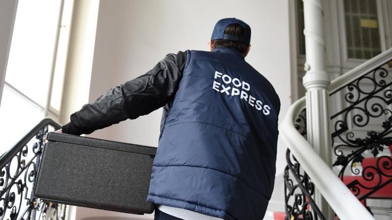 Schock für Pizzaboten in Bayern: Blutverschmierter Mann öffnet die Tür Pizzabote deckt zufällig ein Verbrechen auf