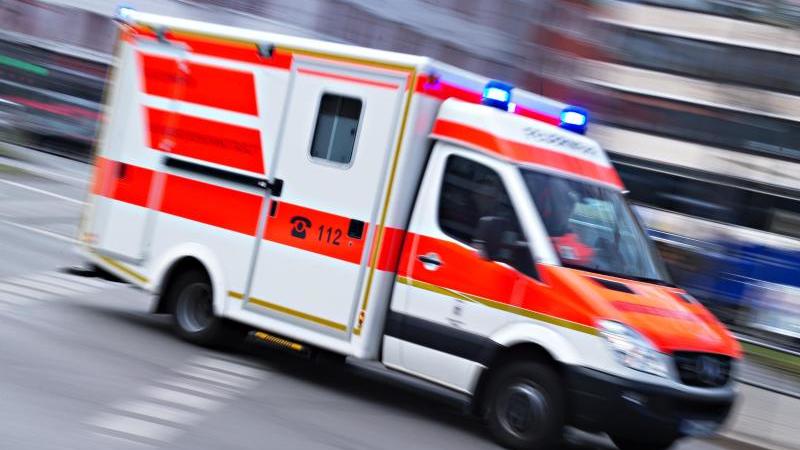 Fahrer verunglückt wegen defekten Reifens tödlich Ein Krankenwagen im Einsatz