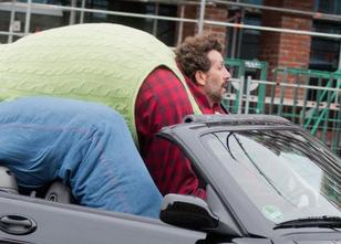 Ein Autofahrer, der so dick ist, dass er alle fünf Plätze eines Cabrios bel... weiterlesen