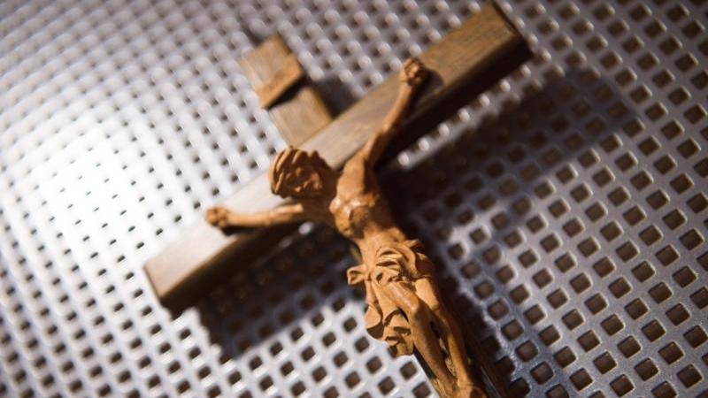 Ein bekannter Missbrauchsfall im Bistum Görlitz Ein Kruzifix hängt an einer Wand