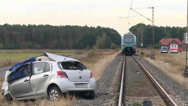 Autofahrerin stirbt bei Kollision mit Zug im Kreis Nienburg Autofahrerin stirbt bei Kollision mit Zug