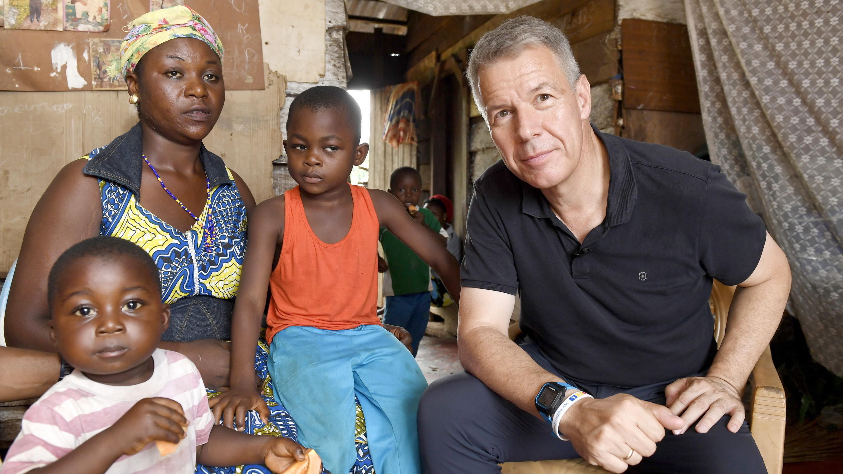 "RTL – Wir helfen Kindern"-Pate Peter Kloeppel in Kamerun Peter Kloeppel stellt als Pate von 'RTL - Wir helfen Kindern' ein Projekt zur Verbesserung der augenmedizinischen Versorgung für blinde und sehbehinderte Kinder in Kamerun (Afrika) vor.