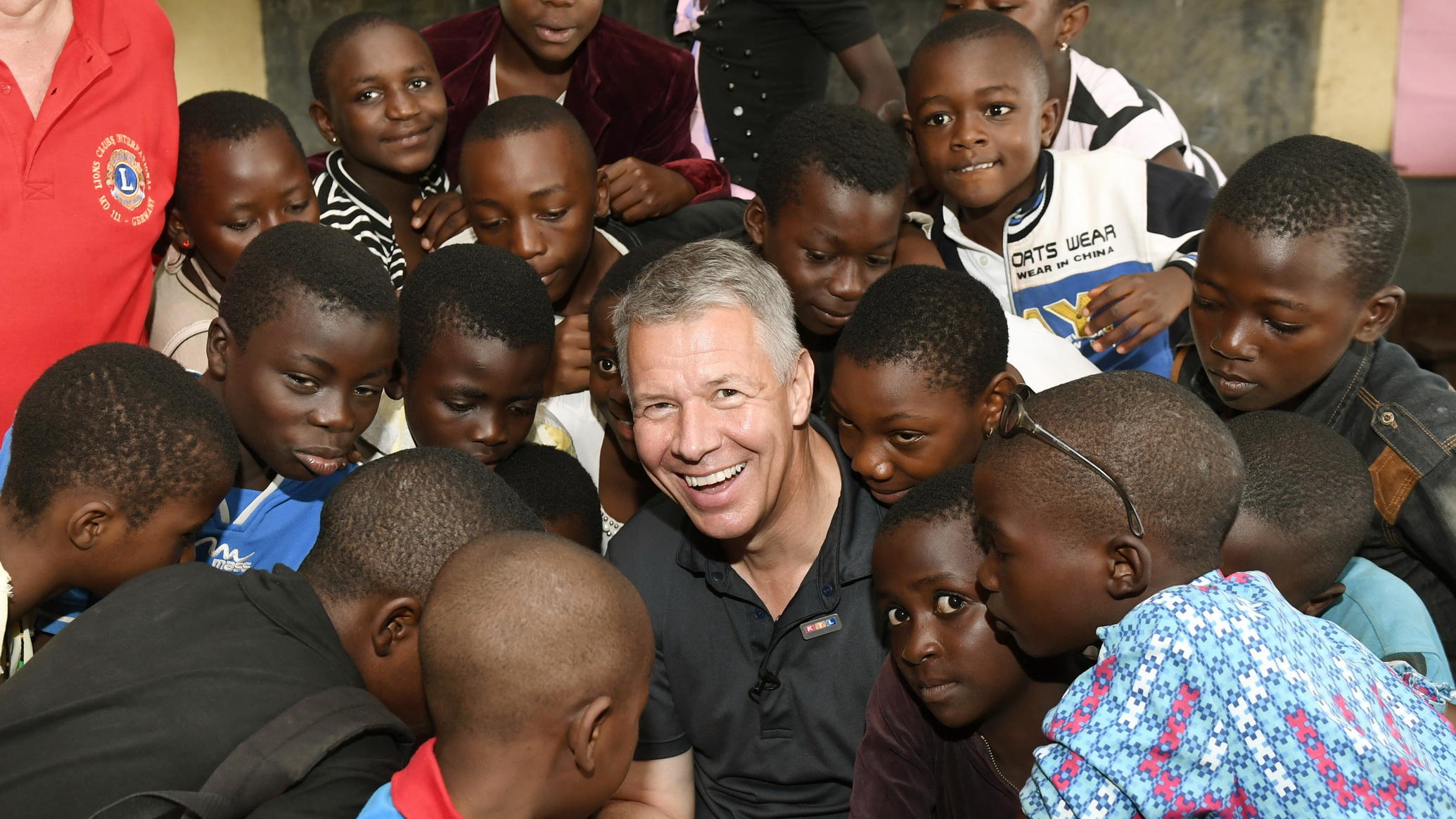 "RTL – Wir helfen Kindern"-Pate Peter Kloeppel in Kamerun Peter Kloeppel stellt als Pate von 'RTL - Wir helfen Kindern' ein Projekt zur Verbesserung der augenmedizinischen Versorgung für blinde und sehbehinderte Kinder in Kamerun vor.