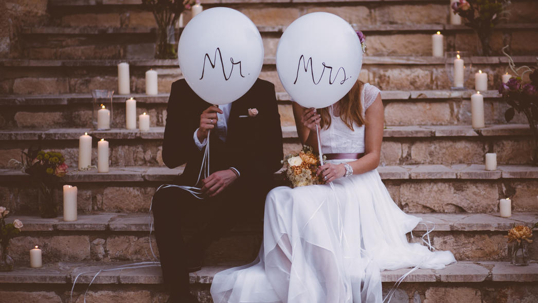Nachnamen sind Identität - warum sollten Frauen sie beim Heiraten abgeben? Braut und Bräutigam nach der Hochzeit
