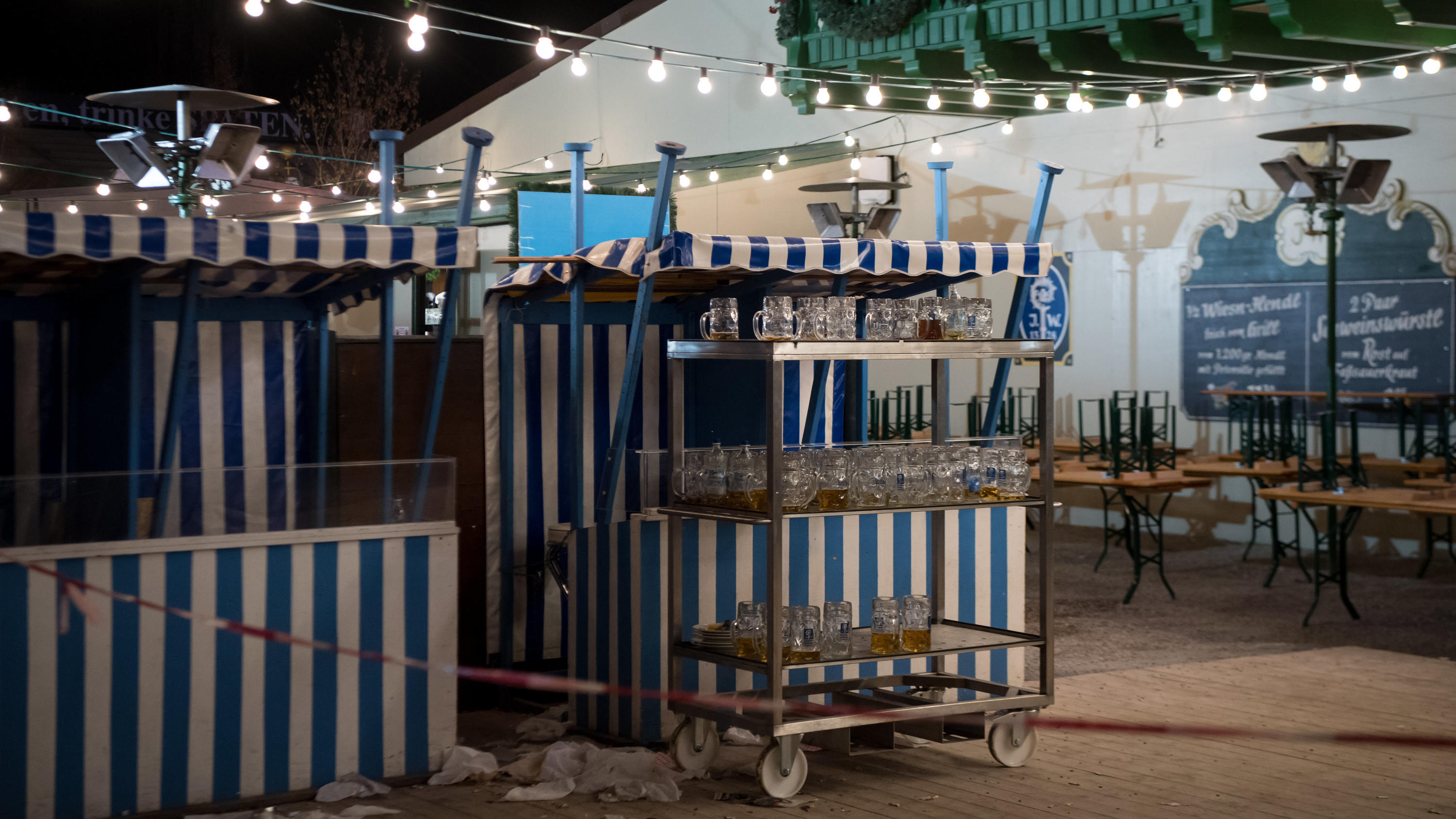 Streit auf dem Oktoberfest in München endet tödlich - Tatverdächtiger sitzt in U-Haft 29.09.2018, Bayern, München: Bierkrüge und Biertische stehen vor dem Haupteingang vom Augustiner-Zelt auf dem Oktoberfestgelände. Bei einem Streit auf dem Münchner Oktoberfest ist ein Mann tödlich verletzt worden. Die Fahndung nach dem Täter läuft. D