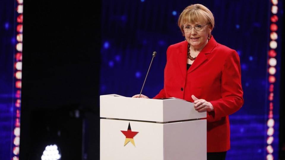 Das Supertalent 2018: "Angela Merkel" und "Donald Trump" schauen bei Dieter Bohlen & Co. vorbei Die "Mutti" beim Supertalent: Angela Merkel bzw ihr Double überreicht Juror Dieter Bohlen einen Orden.