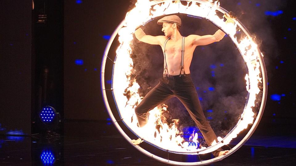 Das Supertalent 2018: Bei Feuer-Act Srikanta geht am Cyr Rad nicht alles glatt Die Feuer-Show von Srikanta Barefoot ist absolut spektakulär.