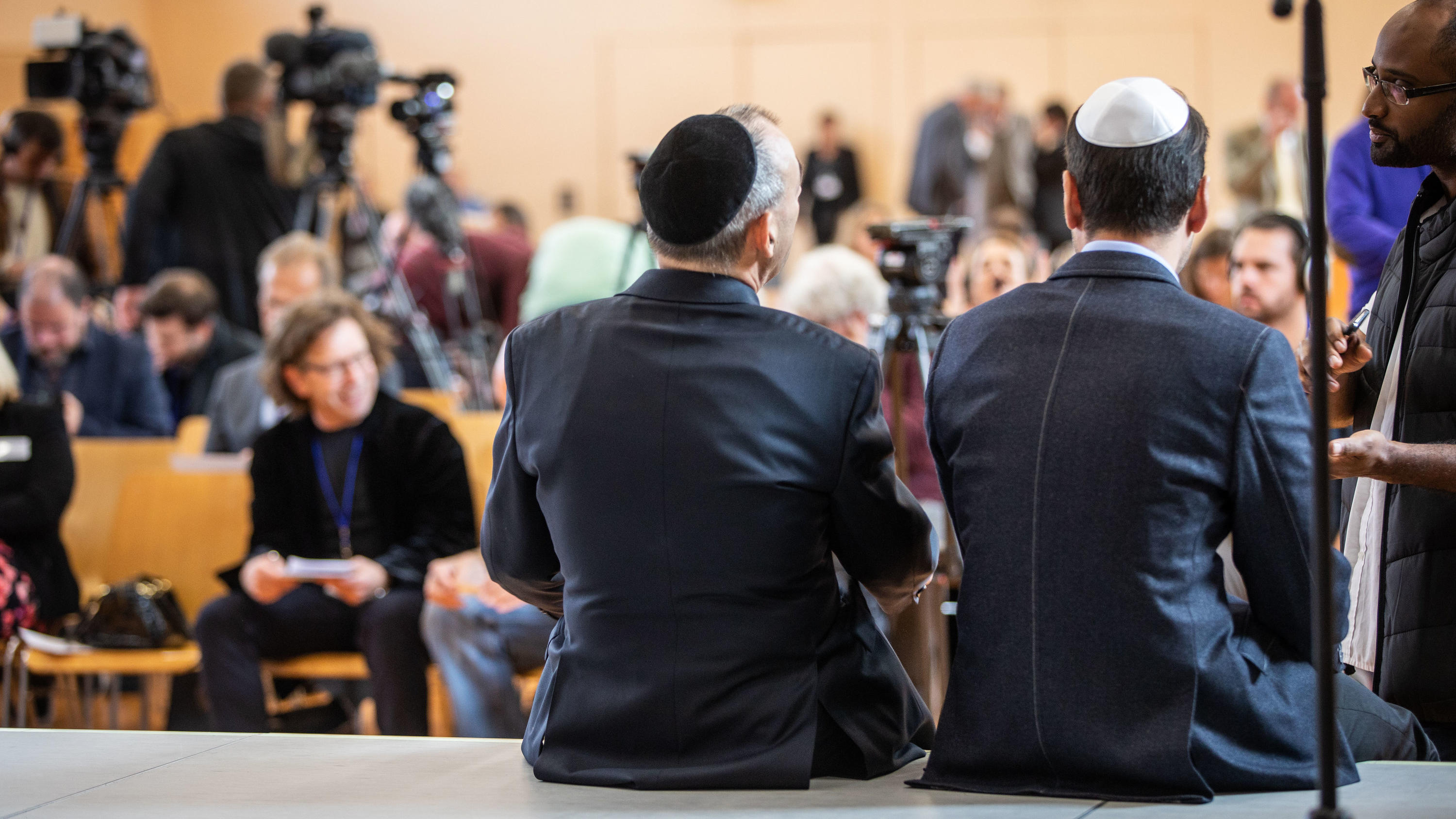 Gründung der JAfD in Wiesbaden: AfD möchte ihre "wertkonservativen" Ideen in jüdische Gesellschaft bringen 07.10.2018, Hessen, Wiesbaden: Zwei Teilnehmer der Gründungsveranstaltung der jüdischen Bundesvereinigung innerhalb der AfD sitzen im Bürgerhaus im Stadtteil Erbenheim zu Beginn einer Pressekonferenz auf dem Podium. Die Vereinigung sollte wenig späte