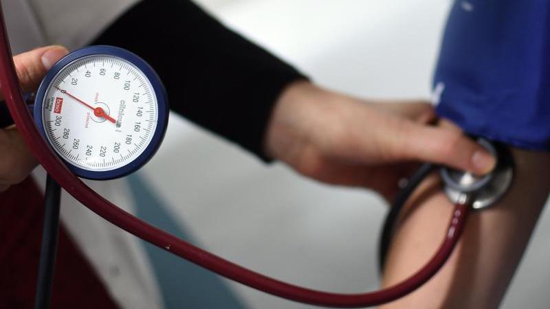 Zahl der Rheuma-Patienten in Niedersachsen gestiegen Arzt und Patient
