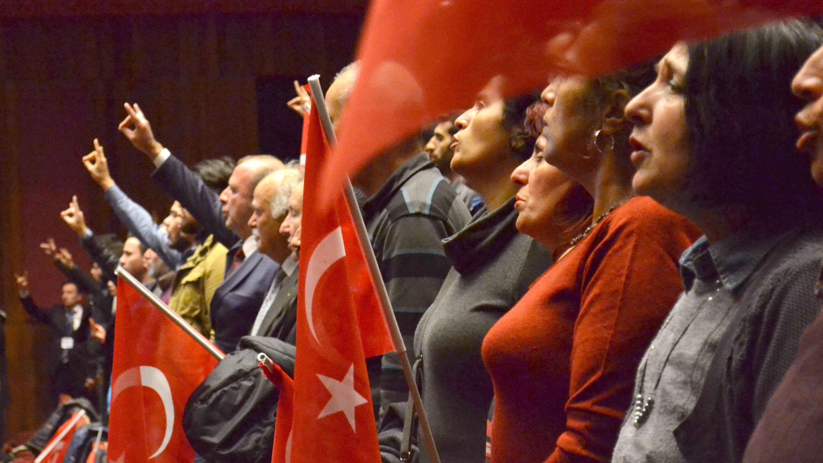 Umstrittene Geste türkischer Nationalisten: CDU- und Linke-Politiker wollen "Wolfsgruß" verbieten Unterstützer von Sinan Ogan stehen am 10.03.2017 vor einem Auftritt von Ogan in Istanbul auf, um die türkische Nationalhymne zu singen.