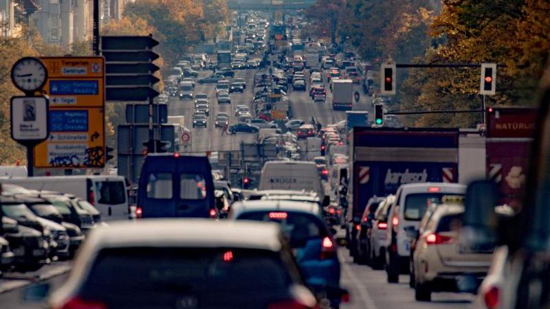 Städtetag für mehr Druck auf Autobauer Verkehr in Berlin
