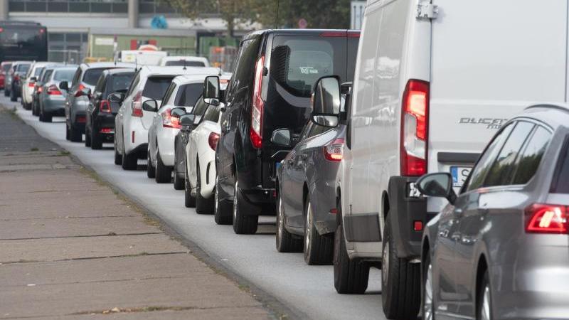 Weniger CO2-Ausstoß, mehr Diesel-Verbote Stau