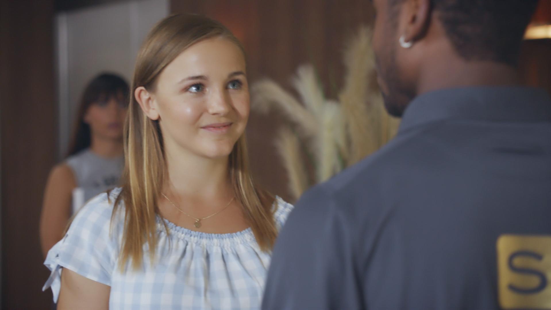 AWZ: Moritz bandelt vor Michelles Augen mit Amalie an AWZ: Amalie lächelt Moritz an.