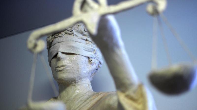 Mann durch Schläge und Tritte verletzt? Angeklagte schweigen Die Statue Justizia