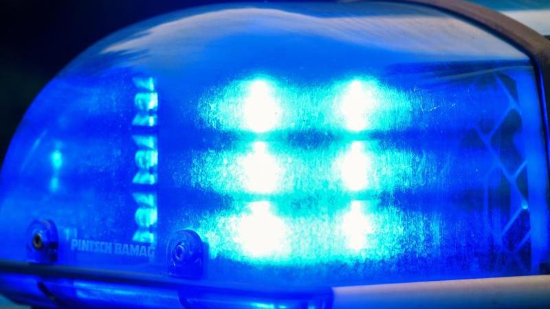 Untersuchung im LKA Hannover soll Knochen-Herkunft klären Ein Blaulicht der Polizei