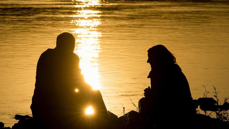 Württemberger lieben ihre Arbeit: Badener eher ihr Einkommen Paar beim Sonnenuntergang