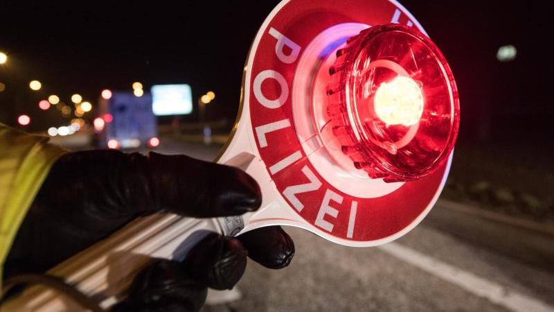 Unerlaubte Einreise auf der Autobahn aufgeflogen Polizist bei Verkehrskontrolle