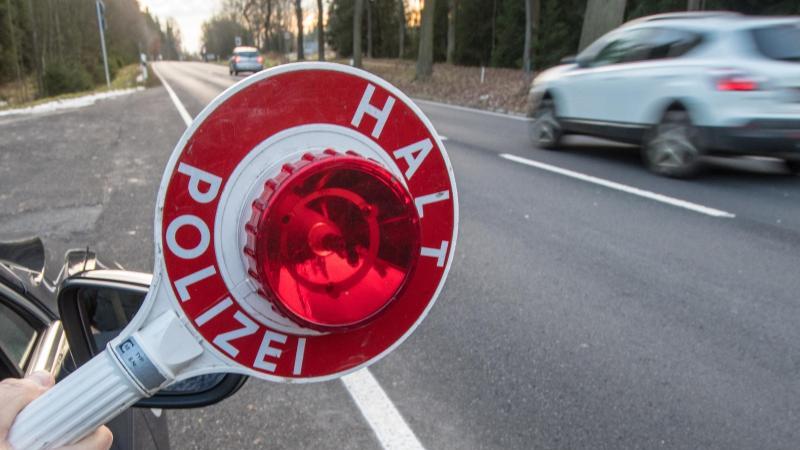 Verkehrspolizei stoppt maroden Sattelzug Polizeikelle