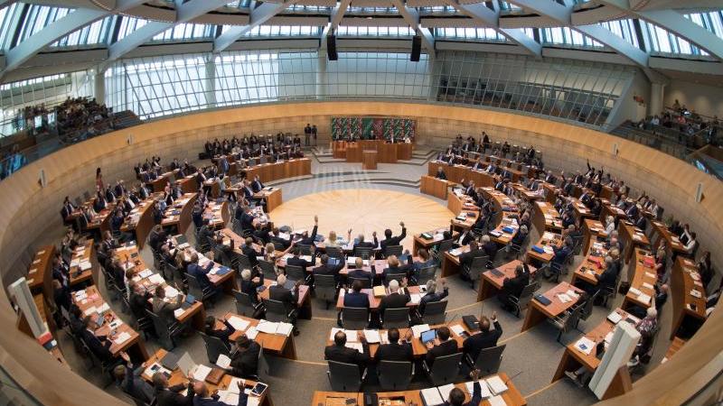 Landtag beschließt "Fluggastrechte-App" für Entschädigungen Sitzung des nordrhein-westfälischen Landtags
