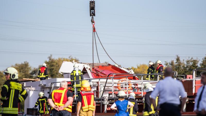 Schiffsunfall: Rettungsaktion für Schiffsführer begonnen Schiffsunfall auf Rhein-Herne-Kanal