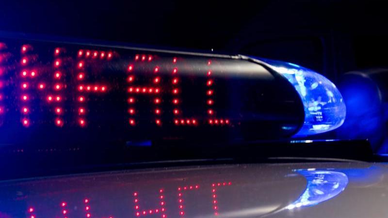 Riskantes Überholmanöver: Mann stirbt bei Frontalcrash Blaulicht mit Hinweis auf Unfall
