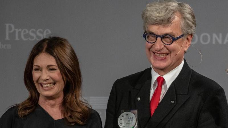 Regisseur Wim Wenders in Passau geehrt Wim Wenders (r.) mit Iris Berben