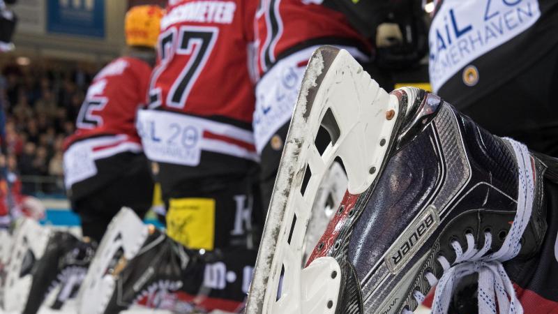 Bremerhaven schlägt Eishockey-Meister München mit 6:2 Die Spieler der Pinguins Bremerhaven